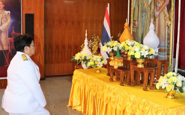 พิธีรับมอบพระบรมฉายาลักษณ์พระบามสมเด็จพระเจ้าอยู่หัวและสมเด็กพระนางเจ้าฯพระบรมราชินี