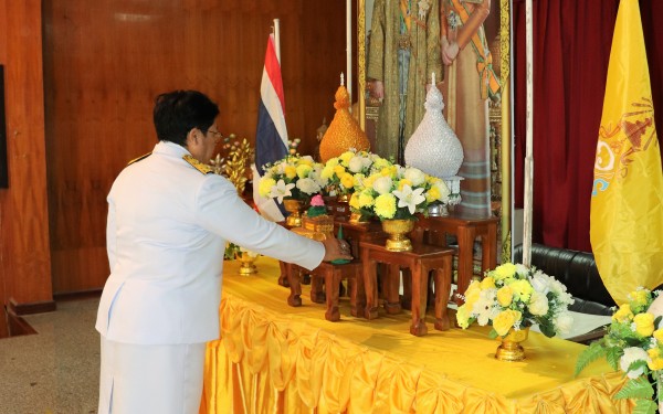 พิธีรับมอบพระบรมฉายาลักษณ์พระบามสมเด็จพระเจ้าอยู่หัวและสมเด็กพระนางเจ้าฯพระบรมราชินี