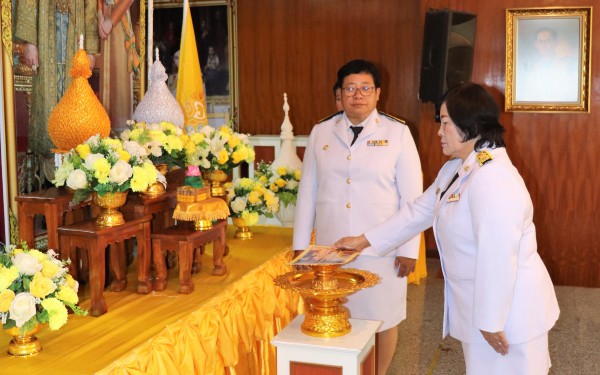 พิธีรับมอบพระบรมฉายาลักษณ์พระบามสมเด็จพระเจ้าอยู่หัวและสมเด็กพระนางเจ้าฯพระบรมราชินี