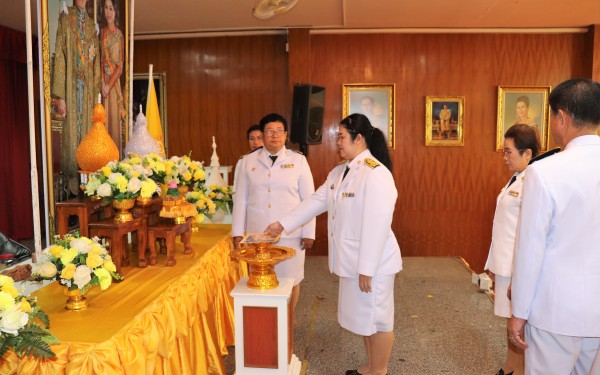 พิธีรับมอบพระบรมฉายาลักษณ์พระบามสมเด็จพระเจ้าอยู่หัวและสมเด็กพระนางเจ้าฯพระบรมราชินี