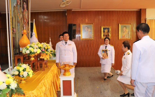 พิธีรับมอบพระบรมฉายาลักษณ์พระบามสมเด็จพระเจ้าอยู่หัวและสมเด็กพระนางเจ้าฯพระบรมราชินี