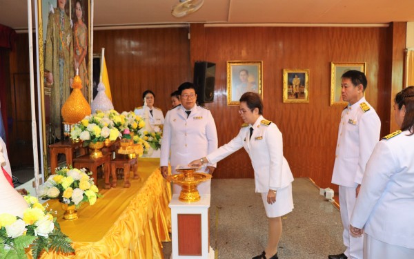 พิธีรับมอบพระบรมฉายาลักษณ์พระบามสมเด็จพระเจ้าอยู่หัวและสมเด็กพระนางเจ้าฯพระบรมราชินี