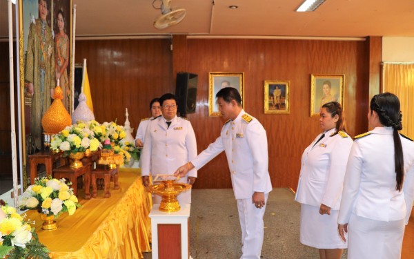 พิธีรับมอบพระบรมฉายาลักษณ์พระบามสมเด็จพระเจ้าอยู่หัวและสมเด็กพระนางเจ้าฯพระบรมราชินี