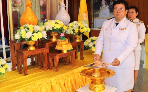 พิธีรับมอบพระบรมฉายาลักษณ์พระบามสมเด็จพระเจ้าอยู่หัวและสมเด็กพระนางเจ้าฯพระบรมราชินี
