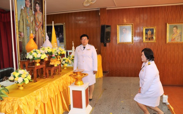 พิธีรับมอบพระบรมฉายาลักษณ์พระบามสมเด็จพระเจ้าอยู่หัวและสมเด็กพระนางเจ้าฯพระบรมราชินี