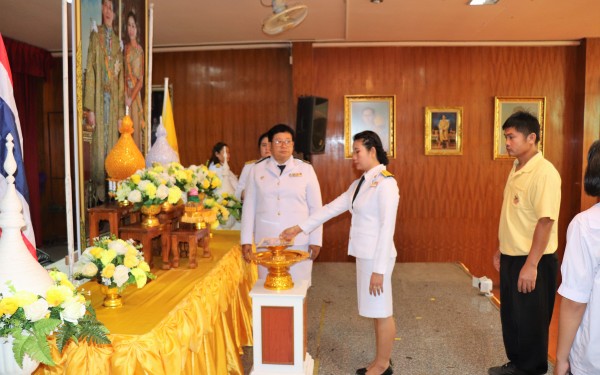พิธีรับมอบพระบรมฉายาลักษณ์พระบามสมเด็จพระเจ้าอยู่หัวและสมเด็กพระนางเจ้าฯพระบรมราชินี