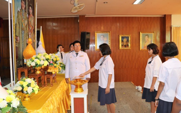 พิธีรับมอบพระบรมฉายาลักษณ์พระบามสมเด็จพระเจ้าอยู่หัวและสมเด็กพระนางเจ้าฯพระบรมราชินี