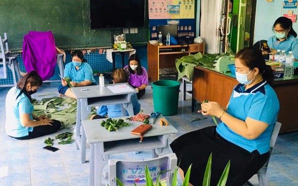 ผู้บริหาร คณะครูและบุคลากรทางการศึกษา โรงเรียนเทศบาล 3 (อินทรัมพรรย์ บุญประคองพิทยาคม) ร่วมสืบสานประเพณีวันลอยกระทงเพื่อขอขมาแก่พระแม่คงคา