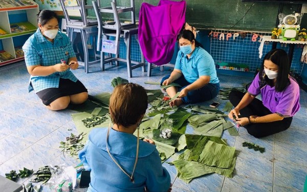 ผู้บริหาร คณะครูและบุคลากรทางการศึกษา โรงเรียนเทศบาล 3 (อินทรัมพรรย์ บุญประคองพิทยาคม) ร่วมสืบสานประเพณีวันลอยกระทงเพื่อขอขมาแก่พระแม่คงคา