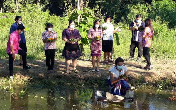 ผู้บริหาร คณะครูและบุคลากรทางการศึกษา โรงเรียนเทศบาล 3 (อินทรัมพรรย์ บุญประคองพิทยาคม) ร่วมสืบสานประเพณีวันลอยกระทงเพื่อขอขมาแก่พระแม่คงคา