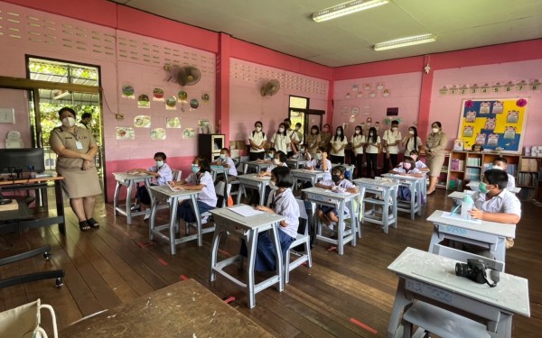 ต้อนรับคณะศึกษาดูงานการจัดการศึกษาของโรงเรียนขนาดเล็ก แนวทางการดำเนินการโรงเรียนพอเพียงในสถานศึกษา แหล่งเรียนรู้ “ตามรอย พ่อสอน” ตามโครงการส่งเสริมกิจกรรมโดยน้อมนำหลักปรัชญาเศรษฐกิจพอเพียงและโรงเรียนส่งเสริมคุณธรรมศีลธรรมนำการศึกษา