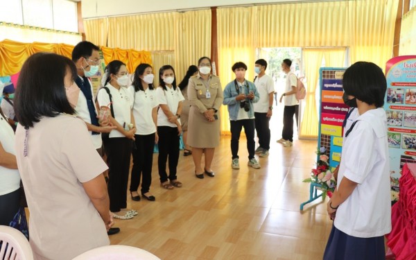 ต้อนรับคณะศึกษาดูงานการจัดการศึกษาของโรงเรียนขนาดเล็ก แนวทางการดำเนินการโรงเรียนพอเพียงในสถานศึกษา แหล่งเรียนรู้ “ตามรอย พ่อสอน” ตามโครงการส่งเสริมกิจกรรมโดยน้อมนำหลักปรัชญาเศรษฐกิจพอเพียงและโรงเรียนส่งเสริมคุณธรรมศีลธรรมนำการศึกษา