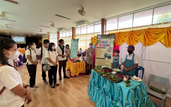 ต้อนรับคณะศึกษาดูงานการจัดการศึกษาของโรงเรียนขนาดเล็ก แนวทางการดำเนินการโรงเรียนพอเพียงในสถานศึกษา แหล่งเรียนรู้ “ตามรอย พ่อสอน” ตามโครงการส่งเสริมกิจกรรมโดยน้อมนำหลักปรัชญาเศรษฐกิจพอเพียงและโรงเรียนส่งเสริมคุณธรรมศีลธรรมนำการศึกษา