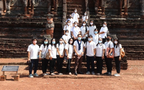 ต้อนรับคณะศึกษาดูงานการจัดการศึกษาของโรงเรียนขนาดเล็ก แนวทางการดำเนินการโรงเรียนพอเพียงในสถานศึกษา แหล่งเรียนรู้ “ตามรอย พ่อสอน” ตามโครงการส่งเสริมกิจกรรมโดยน้อมนำหลักปรัชญาเศรษฐกิจพอเพียงและโรงเรียนส่งเสริมคุณธรรมศีลธรรมนำการศึกษา