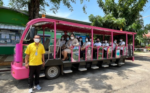 ต้อนรับคณะศึกษาดูงานการจัดการศึกษาของโรงเรียนขนาดเล็ก แนวทางการดำเนินการโรงเรียนพอเพียงในสถานศึกษา แหล่งเรียนรู้ “ตามรอย พ่อสอน” ตามโครงการส่งเสริมกิจกรรมโดยน้อมนำหลักปรัชญาเศรษฐกิจพอเพียงและโรงเรียนส่งเสริมคุณธรรมศีลธรรมนำการศึกษา