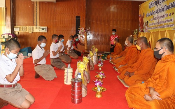 โรงเรียนเทศบาล 3 จัดพิธีทำบุญตักบาตรข้าวสารอาหารแห้งเนื่องในโอกาสวันขึ้นปีใหม่ พุทธศักราช 2565     เมื่อวันที่ 31 มกราคม 2565 เวลา 08.30 น. ที่โรงเรียนเทศบาล 3 ทางโรงเรียนได้จัดให้มีการทำบุญตักบาตรข้าวสารอาหารแห้งเนื่องในโอกาสวันขึ้นปีใหม่ พุทธศักราช 2565