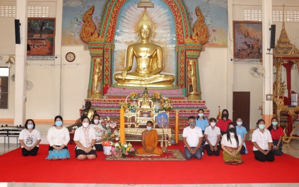 วันพฤหัสบดีที่ 22 กรกฎาคม 2564  เวลา 09.45 น. โรงเรียนเทศบาล 3    (อินทรัมพรรย์ บุญประคองพิทยาคม) นำโดย ดร.รสริน เต็มปลื้ม ผู้อำนวยการสถานศึกษา พร้อมด้วย คณะครู บุคลากรทางการศึกษา และนักศึกษาฝึกประสบการณ์วิชาชีพครู ได้ถวายเทียนพรรษา ผ้าอาบน้ำฝน สังฆทาน เน