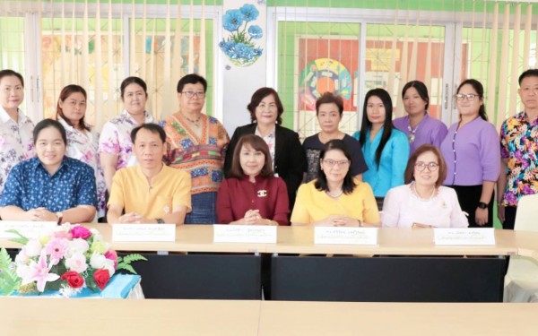 วันที่ 13 มีนาคม 2563  คณะผู้บริหารสถานศึกษา  ตรวจเยี่ยมโรงเรียน  เพื่อรับฟังความคิดเห็น และมอบนโยบายแนวทางในการพัฒนาการจัดการเรียนการสอนให้มีคุณภาพต่อไป