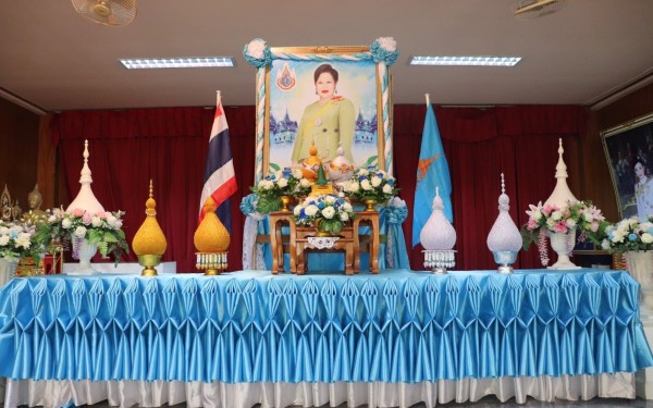 วันที่  19 สิงหาคม 2563  นำโดย ดร.รสริน  เต็มปลื้ม  ผู้อำนวยการสถานศึกษาโรงเรียนเทศบาล 3 คณะครู นักศึกษาฝึกประสบการณ์วิชาชีพครู และนักเรียนร่วมกิจกรรมเทิดพระเกียรติเนื่องในวันแม่แห่งชาติ