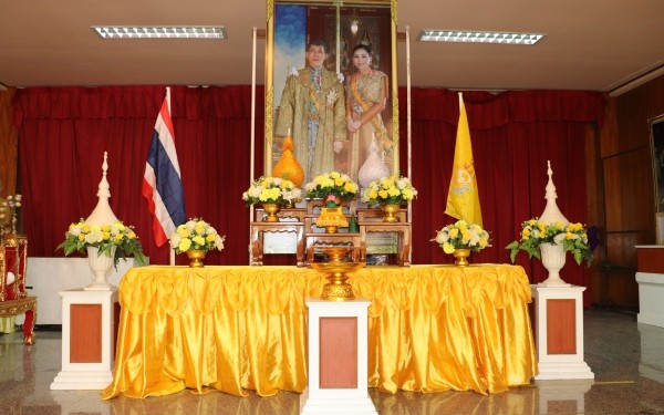พิธีรับมอบพระบรมฉายาลักษณ์พระบามสมเด็จพระเจ้าอยู่หัวและสมเด็กพระนางเจ้าฯพระบรมราชินี