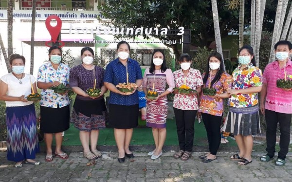 ผู้บริหาร คณะครูและบุคลากรทางการศึกษา โรงเรียนเทศบาล 3 (อินทรัมพรรย์ บุญประคองพิทยาคม) ร่วมสืบสานประเพณีวันลอยกระทงเพื่อขอขมาแก่พระแม่คงคา