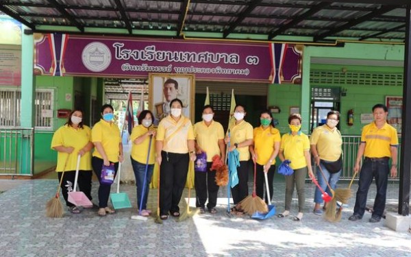 วันท้องถิ่นไทย ประจำปี 2563  นำโดย  นางสาวรสริน  เต็มปลื้ม  ผู้อำนวยการสถานศึกษาโรงเรียนเทศบาล 3 (อินทรัมพรรย์ บุญประคองพิทยาคม)  พาคณะครูและบุคลากรทางการศึกษา  จัดกิจกรรม 5 ส Big Cleaning Day ภายในบริเวณโรงเรียน  เพื่อสร้างความสะอาดให้แก่สถานศึกษา  บุคลา